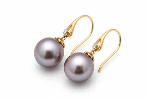 Timeless pearl earrings that add a touch of sophistication to any look. These classic pieces feature lustrous freshwater pearls set in elegant settings.

Genuine freshwater pearls
Hypoallergenic metal settings